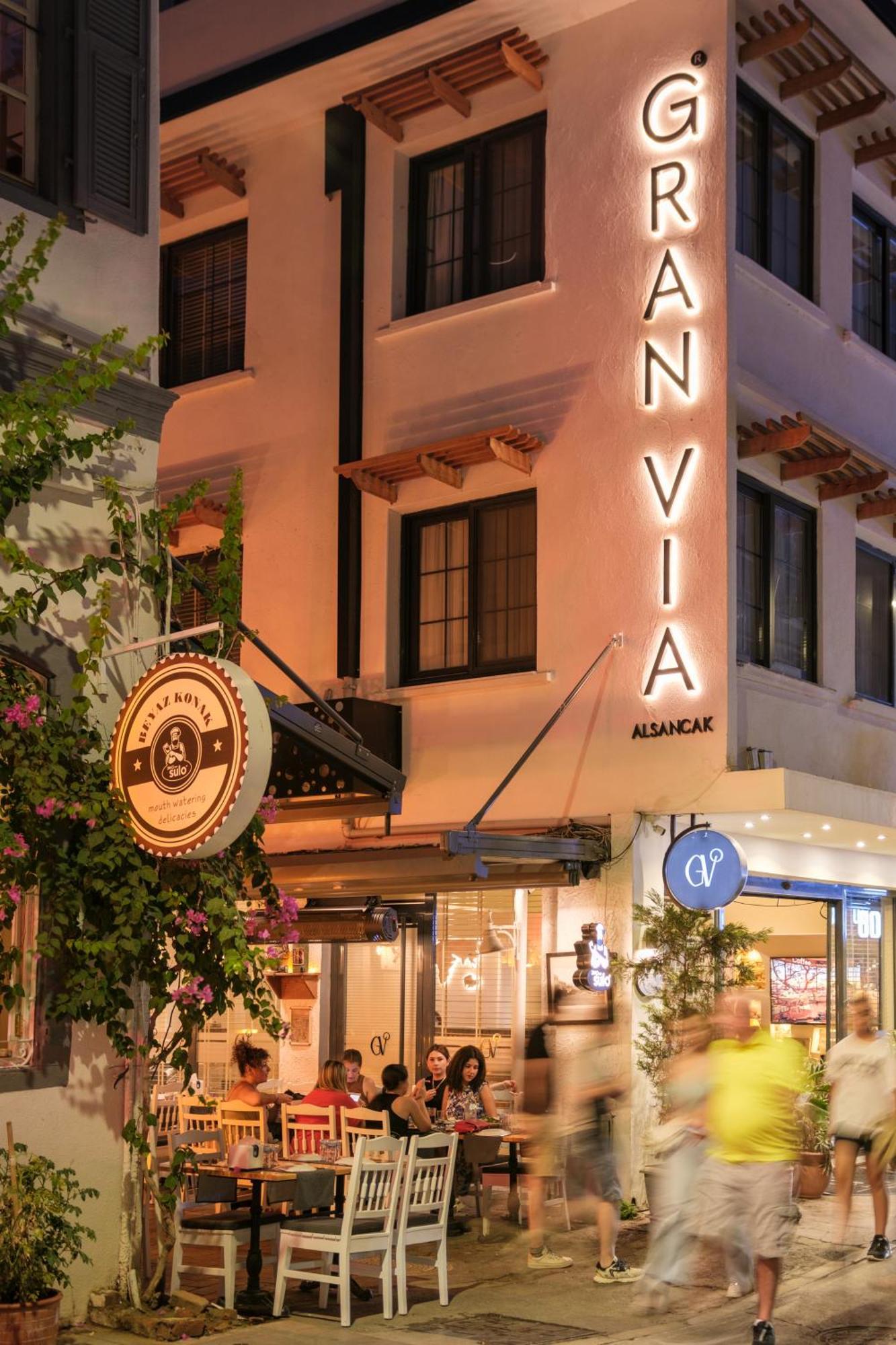 Gran Via Alsancak Hotel Izmir Bagian luar foto